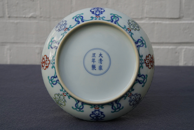 Une assiette en porcelaine de Chine doucai, marque de Yongzheng, 19/20&egrave;me